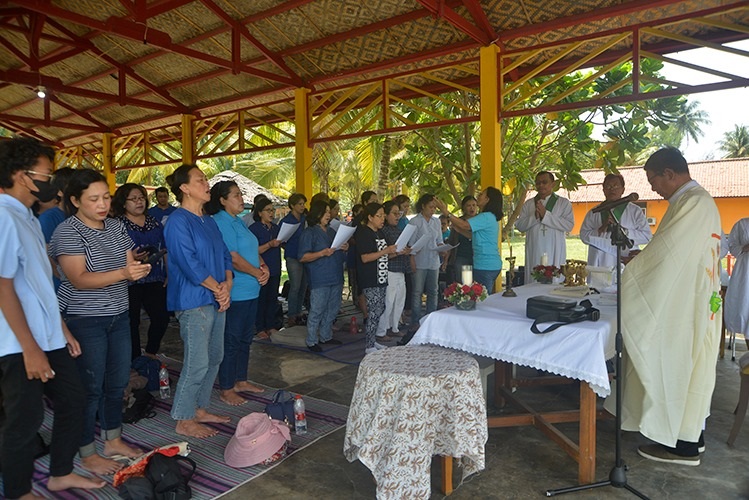 misa berlangsung dengan khidmat dan membawa roh sukacita-PAKAI